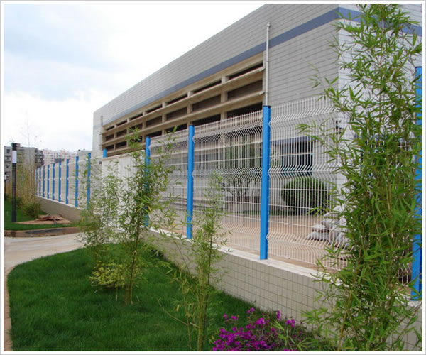 不同顏色搭配桃型立柱護(hù)欄網(wǎng)